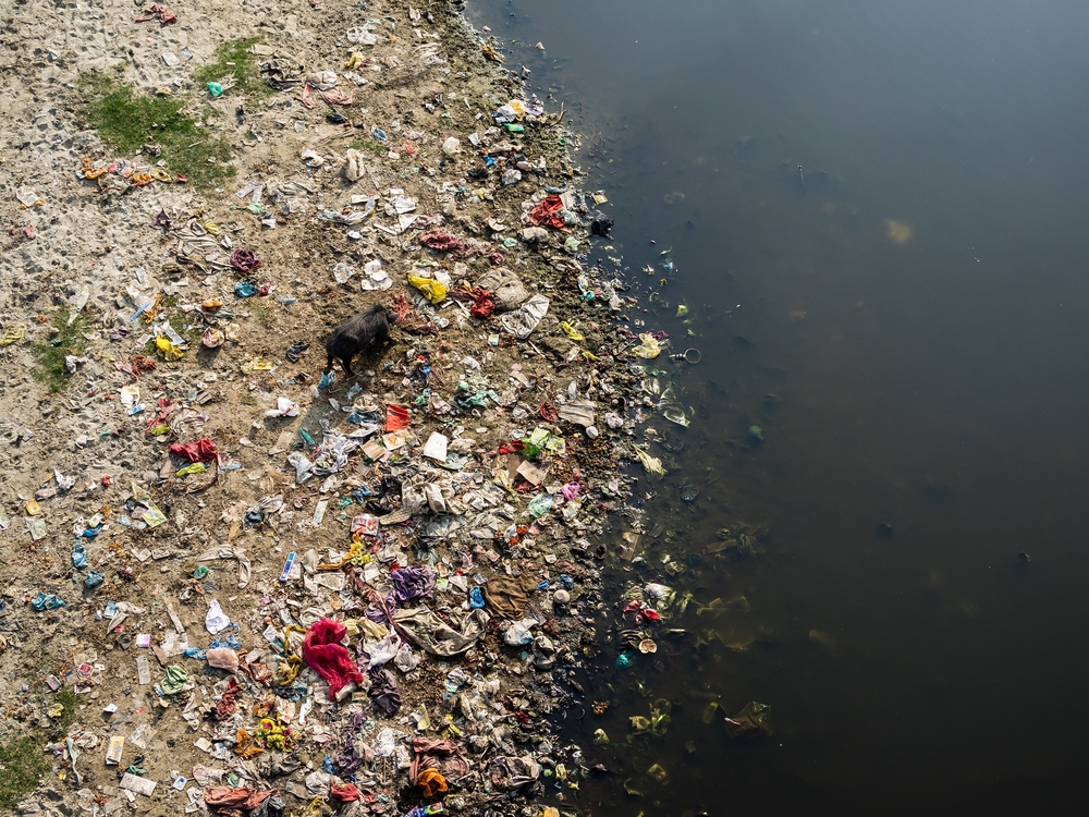 Avfall og kloakk fra husholdninger og industri tømmes rett i elva