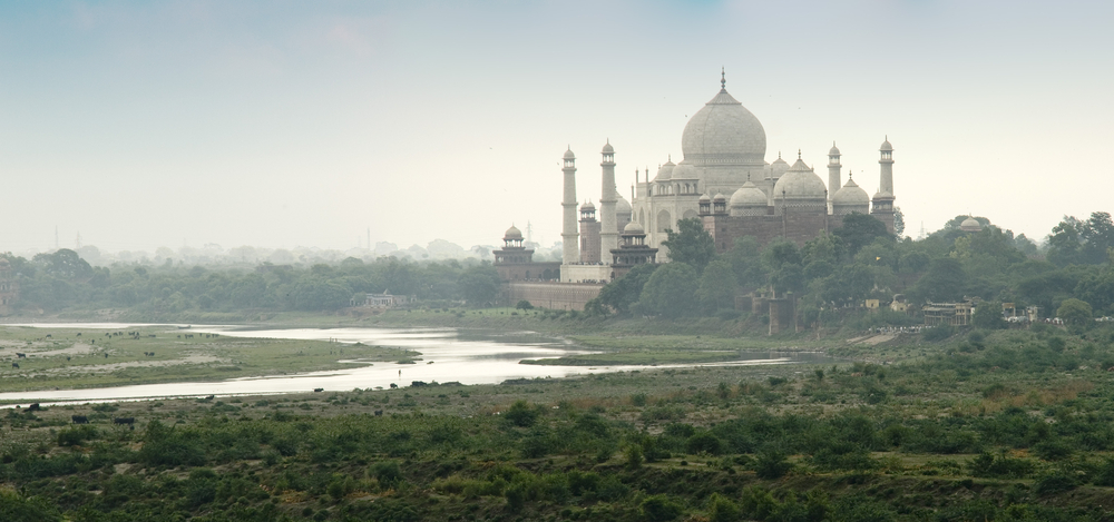 Taj Mahal ved elva Yamuna