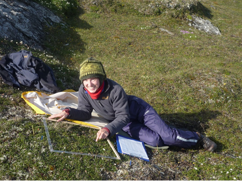 Masterstudent Saskia Bergmann leter etter insektspor