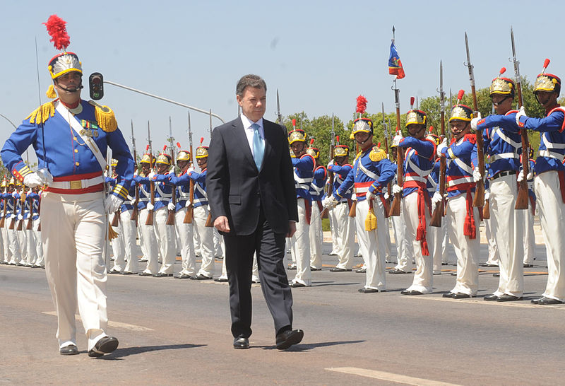 The president of Colombia Juan Manuel Santos receives military honours of The Military forces of Brazil. Photo: Antonio Cruz/ABr/Wikimedia Commons